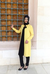 yellow tunic of muslim girl
