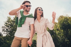 Photo portriat young couple smiling in summer going in park laughing happy waving hands