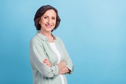 Photo portrait senior woman smiling happy crossed hands in casual shirt isolated pastel blue color background copyspace