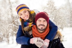 Photo portrait of cheerful couple walking together hugging in snowy wood dating