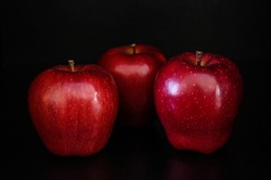 Three delicious red apples, Red delicious