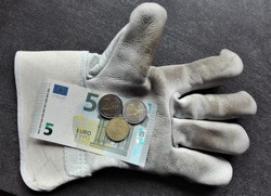 Minimum wage in Germany € 9.50 - From January 1, 2021, the minimum wage of € 9.50 will apply in Germany. This amount is on a work glove. 