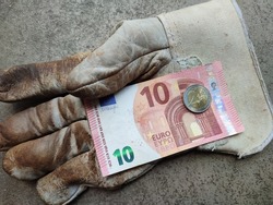 Germany minimum wage increase: 12 euro 
On a work glove are € 12, the German minimum wage from 2022.