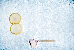 fresh crush ice with a slice of lemon and garlic for background