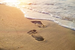  footprints on the beach, footprints in the sand, footprint on the beach