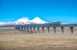 Trains on the Qinghai-Tibet Railway run on the Kunlun Mountains and the Gobi Desert in the Hoh Xil uninhabited area.