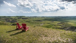 parcs canada Red chairs in grasslands national park, saskatchewan, canada