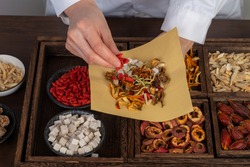 Young Chinese medicine is preparing Chinese herbal medicine