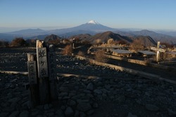 Tanzawa in winter, a spectacular view of Mt.Fuji in early morning from the summit of Mt.Hiru, the highest peak in Kanagawa prefecture,japan .
I translate the japanese written on the sign:mt.hirugatake