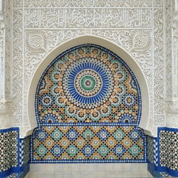 Geometric art in grand mosquée de Paris. 