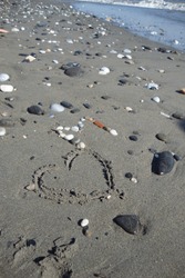Outline of a hearth in a stony beach at the sea
