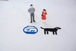 Miniature couple confused between keep a dog or fish and make discussion with to get good advice