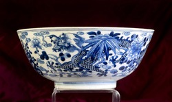 18th Century Chinese blue and white dragon bowl Qing dynasty.