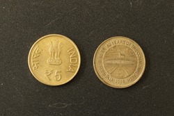 Closeup of both sides of a commemorative coin depicting 60 years of Commonwealth .