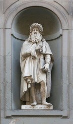 Statue of Leonardo da Vinci in Florence