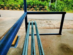 
The seats in the oil processing facilities are often called shelters made of a series of welded pipes that look very sturdy