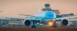 KLM is taxiing with lights on