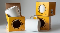Mug cup and its storage container. One is inside, one is outside, and the other is on the box. Ready to ship mug and shipping box. It is suitable for the use of mug printing and mug sales companies.