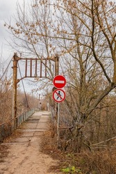 Road signs prohibiting passage and passage. Road signs in front of the destroyed bridge, 