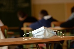 face mask in school, surgical drape, bench in the classroom, obligation to wear a face mask in the school, pupils in class, children