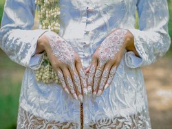 close up. white henna designs on beautiful bride's hands.