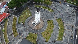 Jam Gadang is located in central Bukittinggi, a city in the Minangkabau Highlands of West Sumatra. It sits in the middle of the Sabai Nan Aluih Park, near the Ateh Market and palace of Mohammad Hatta.