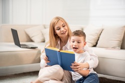 Mom reads aloud to her son. The son repeats to read on syllables.
