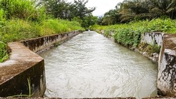 waterways used by farmers to supply water to managed crops, This drainage is used by farmers around the location