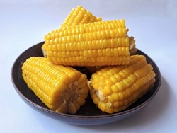 Boiled sweet corn is a snack when gathering with family or friends. It tastes delicious, healthy and nutritious.