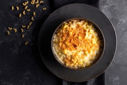 A delicious Mac'N'Cheese pasta in a black bowl