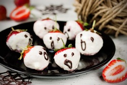 White chocolate strawberry ghosts for Halloween party