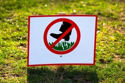 public sign to ban walking on green grass
