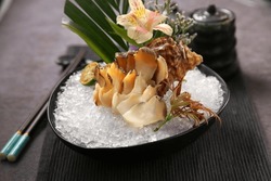 Japanese cuisine，Conch sashimi on the ice.