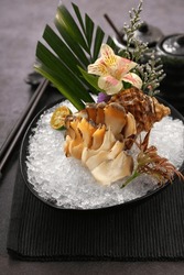 Japanese cuisine，Conch sashimi on the ice.