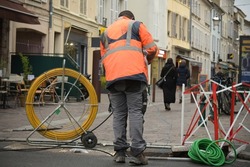 technician who installs optical fiber in the city center in France