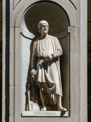 The statue of Leonardo Da Vinci outside the Uffizi colonnade in Florence. Sculpted by Luigi Pampaloni, 1842