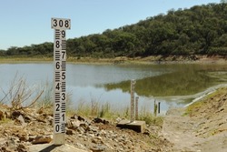 The water level meter of this dam demonstrates the scarcity of water that exists due to the lack of rain, there is drought and lack of water.