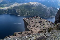 Pulpit rock in Norway filled with tourists