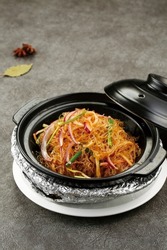 stir-fry Vermicelli Rice Noodles Cantonese Style in Casserole，Cantonese Chow Mein 
