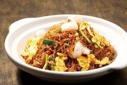 Assorted Seafood with Vermicelli en Casserole ，stir-fried Vermicelli Rice Noodles Cantonese Style in Casserole，Cantonese Chow Mein 