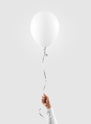 Hand hold blank white balloon mock up isolated. Baloon mockup art design. Pattern, logo, texture prentation.