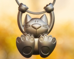 Closeup of a cat-shaped keyring 