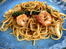 Spicy spaghetti shrimp with chili and fresh pepper