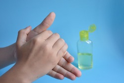 hand sanitizer, cleaning hands whit alchohol