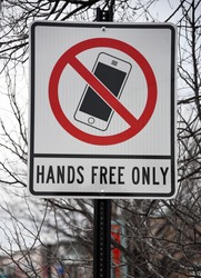 Sign prohibiting the use of mobile phones with the text 