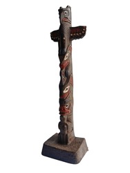 Totem pole , Memorial symbol with a large carved wooden sculpture. It is part of the indigenous culture that is present in the Indian tribes. The northwest coast of North America
