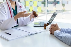 Pharmacists are recommending medicines to patients after being examined and diagnosed by the patient's doctor, the concept of treatment and symptomatic medication dispensing by the pharmacist.