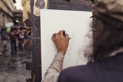  Street portrait artist sketch a woman