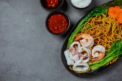Noodles topped with seafood noodles, crispy noodles, Thai food