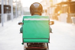 green shirt rider Ready for fast food delivery with online applications
